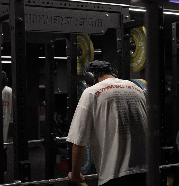 Athlète musclé en éclairage sombre